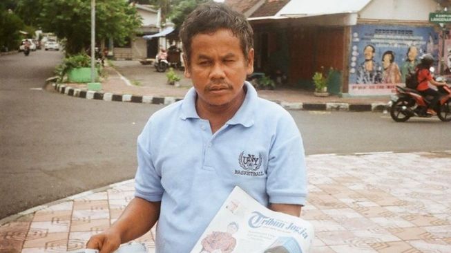 Inspiratif, Penjual Koran Ini Semangat Kerja meski Penglihatan Terganggu