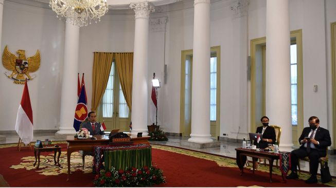 Presiden Joko Widodo (kiri) didampingi Menlu Retno Marsudi (kedua kanan) dan Seskab Pramono Anung menghadiri KTT ASEAN ke-36 secara virtual di Istana Bogor, Jawa Barat, Jumat (26/6/2020). [ANTARA FOTO/Sigid Kurniawan]