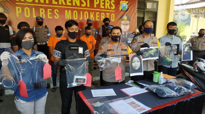 Kapolres Mojokerto, AKBP Dony Alexander merilis pengungkapan kasus pembunuhan karyawan pabrik. [Foto: misti/bj.com]