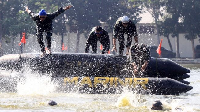 Prajurit Marinir latihan renang rintangan (obstacle swiming) dengan jarak 150 m di kolam Bhumi Marinir Gedangan, Sidoarjo, Jawa Timur. Jumat (26/6/2020).   [ANTARA FOTO/Umarul Faruq]
