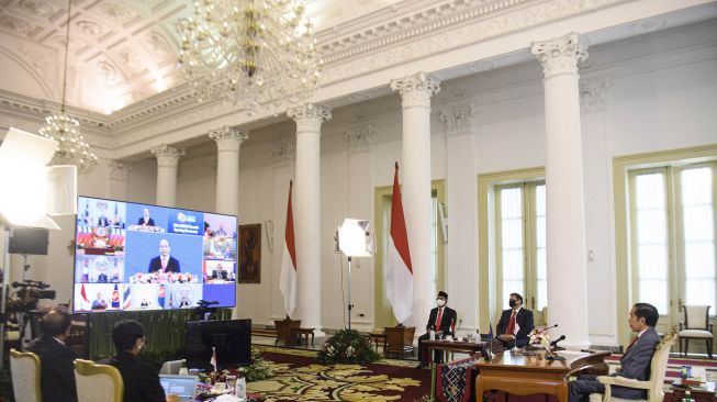 Presiden Joko Widodo (kanan) menghadiri KTT ASEAN ke-36 secara virtual di Istana Bogor, Jawa Barat, Jumat (26/6/2020). [ANTARA FOTO/Sigid Kurniawan]

