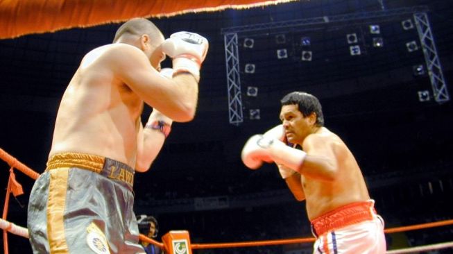 Legenda tinju dunia asla Panama Roberto Duran (kanan) saat menghadapi Pat Lawlor dari AS dalam duel di Gimnasio Nuevo Panama, Juan Diaz, Panama, Jumat (16/6/2000). [AFP/Guido Blandon]