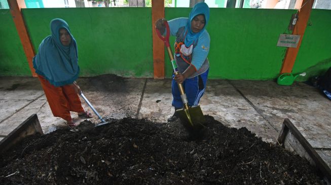 Petugas membuat pupuk kompos dari sampah dedaunan dan rerumputan di TPS 3R dan Bank Sampah Avosalae di Kelurahan Silae, Palu, Sulawesi Tengah, Jumat (26/6/2020). [ANTARA FOTO/Mohamad Hamzah]