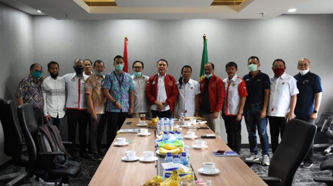 Kepala Kajian Iklim Usaha dan Rantai Nilai Global LPEM Universitas Indonesia Mohamad Dian Revindo bertemu Ketua Umum PSSI Mochamad Iriawan di kantor PSSI di Menara Olahraga Senayan, Jakarta, Jumat (26/6/2020). [Laman Resmi PSSI]