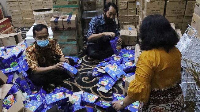 Pekerja saat merapikan tumpukan box eskrim Aice Susu telur yang akan diserahkan kepada rumah sakit rujukan Covid 19 di RS PGI Cikini, Jakarta Pusat, Jumat (26/6/20).  [Suara.com/Oke Atmaja]