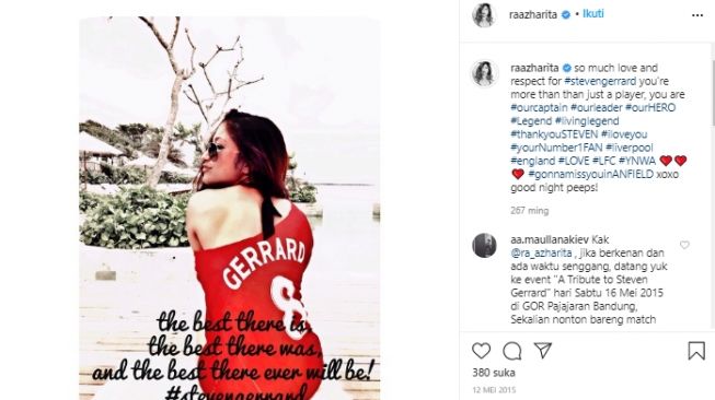 Sarah Azhari saat mengenakan jersey Liverpool. (Instagram/@aazharita).