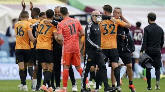 Pemain Wolverhampton rayakan kemenangan atas Aston Villa dalam pertandingan pekan ke-32 Liga Inggris yang berlangsung di Villa Park, Sabtu (27/6/2020). [AFP]