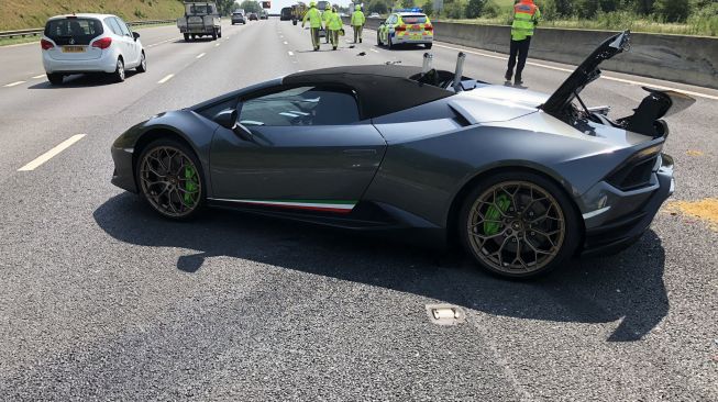 Lamborghini ringsek ditabrak mobil van [Twitter: @WYP_RPU].