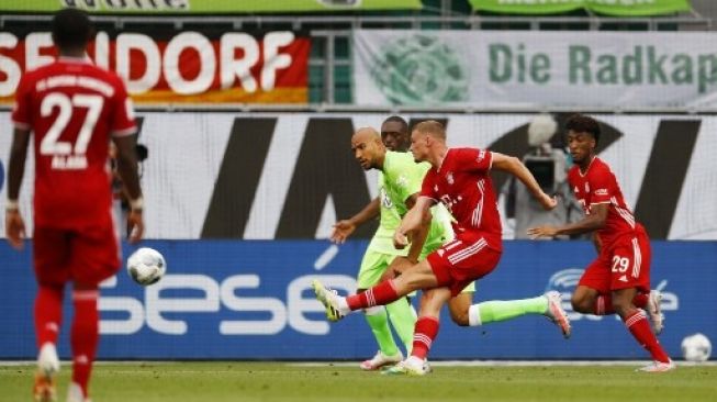 Bayern Munich mengalahkan Wolfsburg di Volkswagen Arena di akhir musim Bundesliga 2019/20, Sabtu (27/6/2020). [AFP]