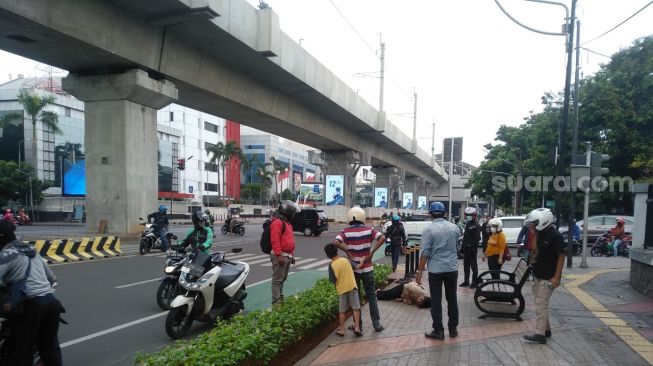 Kecelakaan terjadi di Jalan Sisingamangaraja, Kebayoran Baru, Jakarta Selatan, Sabtu (27/6/2020) siang. (Suara.com/Jontra)