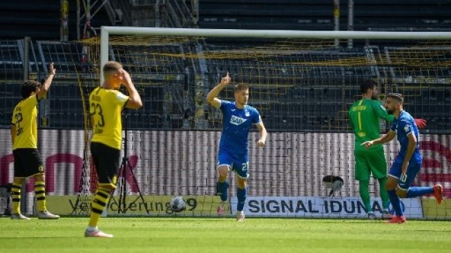 Reaksi para pemain Borussia Dortmund setelah pemain Hoffenheim Andrej Kramaric (kanan) mencetak gol ke-4 nya di pekan terakhir Bundesliga musim 2019/20 yang berlangsung di Signal Iduna Park, Sabtu (27/6/2020). [AFP]