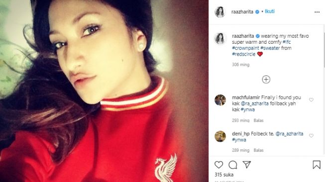 Rahma Azhari saat mengenakan jersey Liverpool. (Instagram/@raazharita).