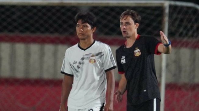 Pelatih Bhayangkara FC Paul Munster dan Ahmad Jufriyanto dalam sesi latihan. (ANTARA/HO/Media Bhayangkara FC)