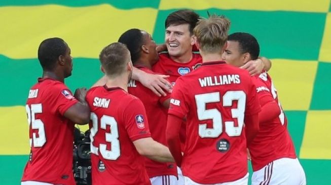 Pemain Manchester United Harry Maguire rayakan golnya ke gawang Norwich City dalam pertandingan perempat final Piala FA yang berlangsung di Carrow Road, Sabtu (27/6/2020). [AFP]