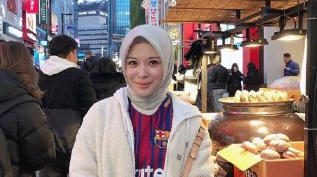 Potret Cantik Ayana Moon, Hijabers Korsel yang Jadi Fans Berat Barcelona