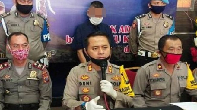 Geram Lihat Istrinya Disetubuhi, Paman Bacok Keponakan hingga Tewas