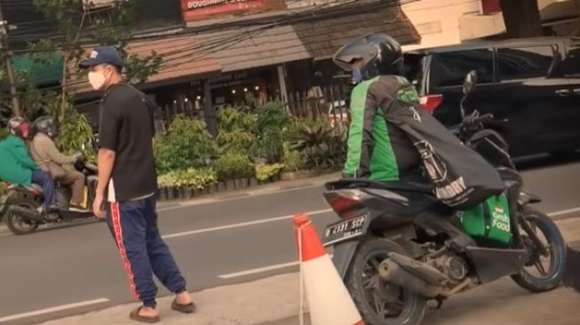 Baim Wong mencoba mengusir ojol yang parkir di depan SPBU (Youtube)