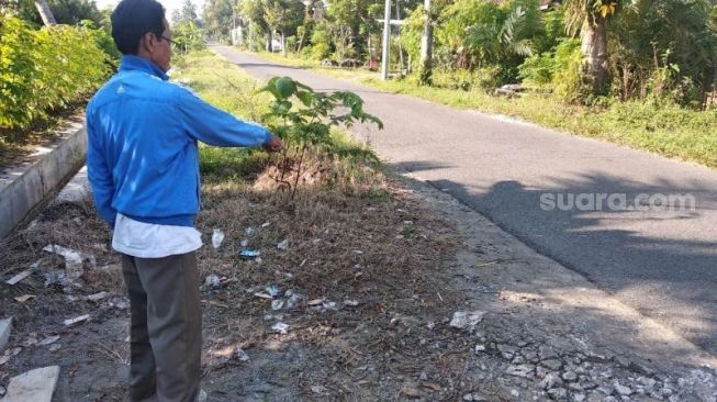 Seorang warga menunjukkan lokasi salah seorang anggota kepolisian meninggal saat bersepeda di depan halaman rumahnya desa Bangunkerto, Kecamatan Turi, Kabupaten Sleman, Minggu (28/6/2020). [Suarajogja.id / Baktora]