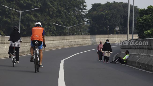 Warga berolahraga saat Hari Bebas Kendaraan Bermotor (HBKB) atau Car Free Day (CFD) di Jalan Layang Non Tol Antarasari, Jakarta, Minggu (28/6). [Suara.com/Angga Budhiyanto]