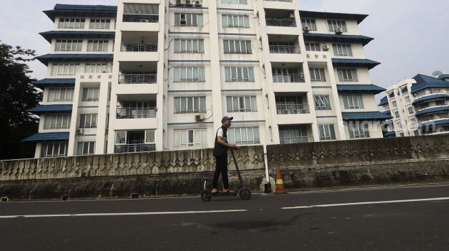 Warga berolahraga saat Hari Bebas Kendaraan Bermotor (HBKB) atau Car Free Day (CFD) di Jalan Layang Non Tol Antarasari, Jakarta, Minggu (28/6). [Suara.com/Angga Budhiyanto]