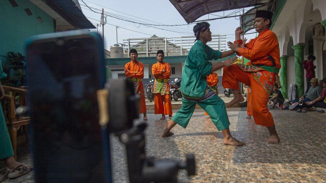 Sejumlah pesilat dari Sanggar Kembang Kelapa menampilkan silat Betawi dalam pentas Manjak Virtual di Cipedak, Jagakarsa, Jakarta, Minggu (28/6). [ANTARA FOTO/Aditya Pradana Putra]