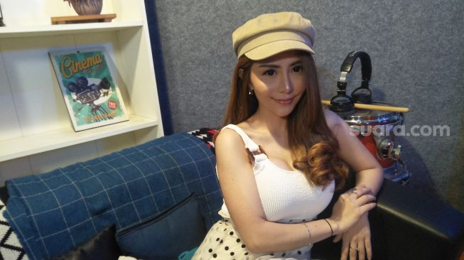 Model Seksi Fey Lynn Curhat Sering Ditawar Cowok Hidung Belang