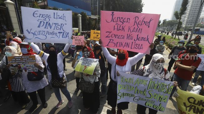 Sejumlah orang tua murid yang tergabung dalam Forum Relawan PPDB DKI 2020 menggelar aksi demonstrasi di depan Kantor Kementerian Pendidikan dan Kebudayaan, Jakarta, Senin (29/6). [Suara.com/Angga Budhiyanto]