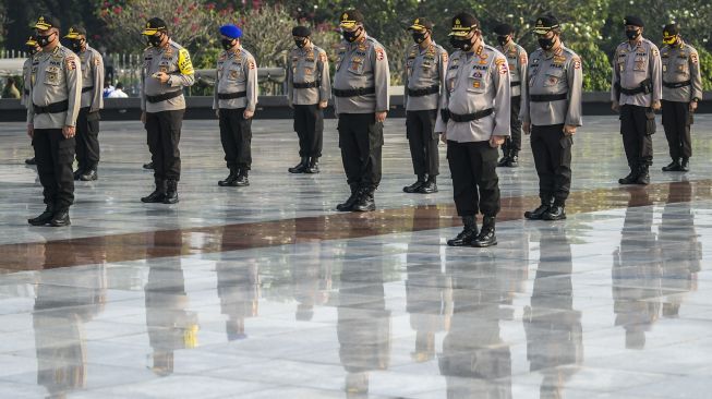 Anggota Polri mengikuti Upacara Ziarah Makam dan Tabur Bunga di Taman Makam Pahlawan Nasional Utama (TMPNU) Kalibata, Jakarta, Senin (29/6). [ANTARA FOTO/Galih Pradipta]