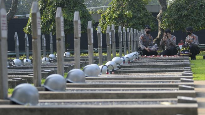 Anggota Polri berdoa dan menabur bunga usai Upacara Ziarah Makam dan Tabur Bunga di Taman Makam Pahlawan Nasional Utama (TMPNU) Kalibata, Jakarta, Senin (29/6). [ANTARA FOTO/Galih Pradipta]