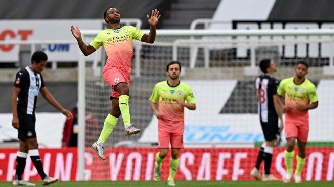 Winger Manchester City, Raheem Sterling (kedua kiri) merayakan golnya ke gawang Newcastle United pada laga perempatfinal Piala FA 2019/2020 di St. James Park, Newcastle, Senin (29/6/2020) dini hari WIB. [Shaun Botterill / POOL / AFP]