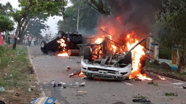 Pembagian BLT di Mandailing Natal Sumut Ricuh, Mobil Wakapolsek Dibakar