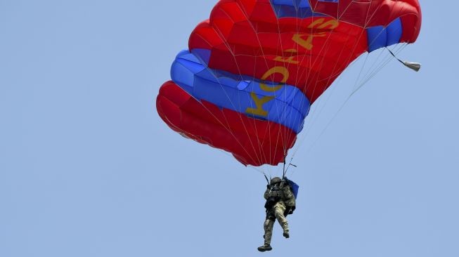 Prajurit Satuan Komando Pasukan Katak (Satkopaska) Koarmada I bersiap mendarat saat mengikuti terjun tempur free fall sebelum apel gelar pasukan Latihan Peperangan Laut Khusus 2020 di Dermaga JICT II, Pelabuhan Tanjung Priok, Jakarta, Senin (29/6). [ANTARA FOTO/M Risyal Hidayat]