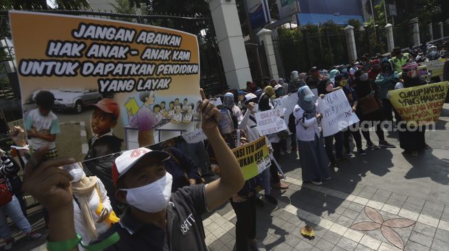 Sejumlah orang tua murid yang tergabung dalam Forum Relawan PPDB DKI 2020 menggelar aksi demonstrasi di depan Kantor Kementerian Pendidikan dan Kebudayaan, Jakarta, Senin (29/6). [Suara.com/Angga Budhiyanto]