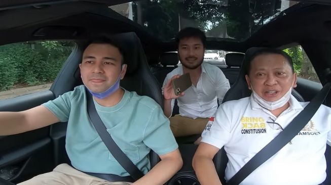 Raffi Ahmad tampak jadi sopir Bamsoet pakai mobil listrik (Youtube)