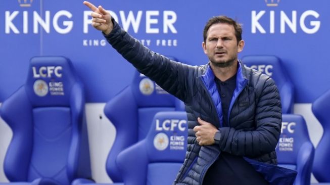 Manajer Chelsea, Frank Lampard memberikan instruksi pada laga perempatfinal Piala FA 2019/2020 kontra Leicester City di King Power Stadium, Leicester, Minggu (28/6/2020) malam WIB. [Tim Keeton / POOL / AFP]