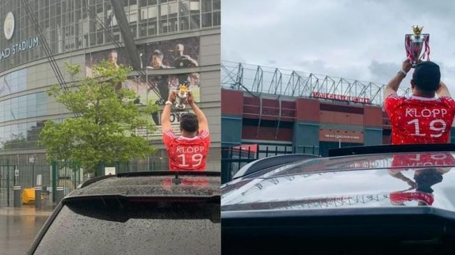 Viral Potret Fans Liverpool Pamer Trofi Juara di Markas MU dan Man City