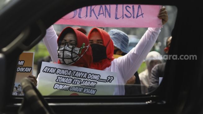 Sejumlah orang tua murid yang tergabung dalam Forum Relawan PPDB DKI 2020 menggelar aksi demonstrasi di depan Kantor Kementerian Pendidikan dan Kebudayaan, Jakarta, Senin (29/6). [Suara.com/Angga Budhiyanto]