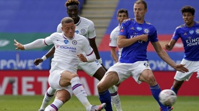 Gelandang Chelsea Ross Barkley mencetak gol ke gawang Leicester City di babak perempat final Piala FA. Tim Keeton / POOL / AFP