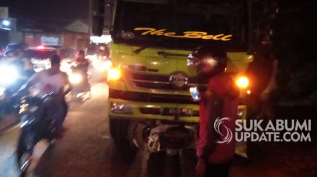 Kronologi Pemotor di Sukabumi Masuk Kolong Truk dan Tewas