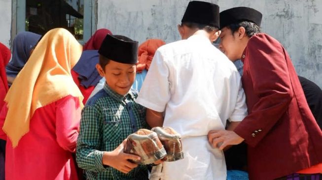 Kisah Sederhana Sedekah Sepatu Membantu Langkah Kaki Penerus Bangsa