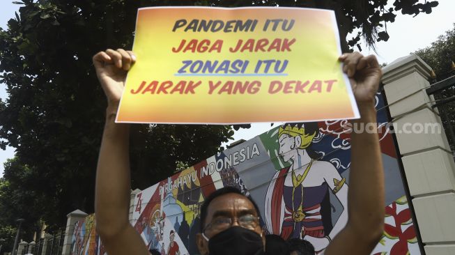 Sejumlah orang tua murid yang tergabung dalam Forum Relawan PPDB DKI 2020 membentangkan poster saat menggelar aksi demonstrasi di depan Kantor Kementerian Pendidikan dan Kebudayaan, Jakarta, Senin (29/6). [Suara.com/Angga Budhiyanto]