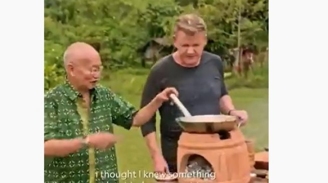 Chef William Wongso menantang Gordon Ramsay menguasai bagaimana proses pembuatan rendang daging sapi khas Sumatera.(Twitter/Nat Geo Channel)