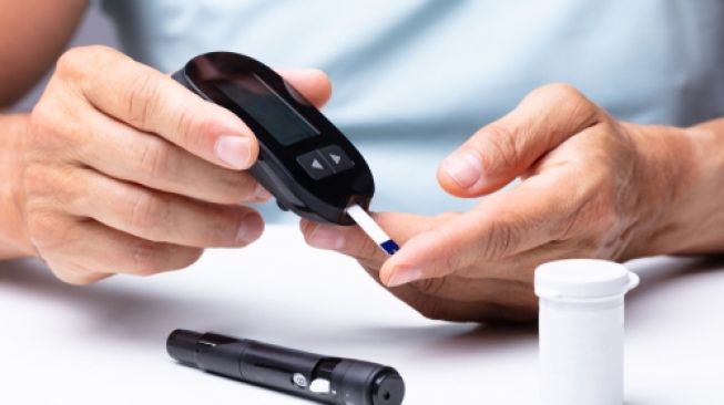 Ilustrasi pasien diabetes cek kadar gula darah. (Shutterstock)