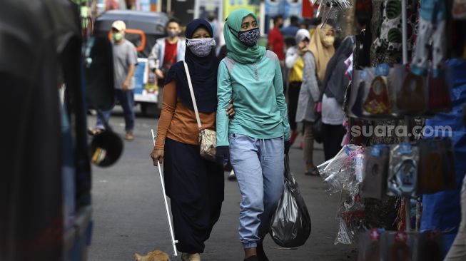 Warga menggunakan kantong plastik saat berbelanja di Pasar Jatinegara, Jakarta, Selasa (30/6). [Suara.com/Angga Budhiyanto]