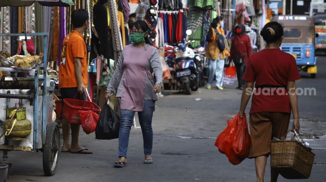 Sejumlah warga menggunakan kantong plastik saat berbelanja di Pasar Jatinegara, Jakarta, Selasa (30/6). [Suara.com/Angga Budhiyanto]