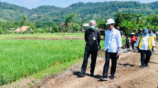 Didampingi Ganjar, Jokowi Tinjau Proyek Padat Karya Irigasi di Batang