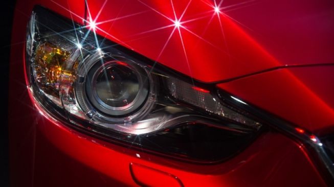 Headlamp sebuah mobil. Sebagai ilustrasi lampu utama [Shutterstock].