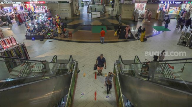 Suasana di Blok B Pasar Tanah Abang, Jakarta Pusat, Selasa (30/6). [Suara.com/Alfian Winanto]