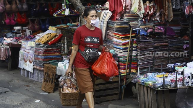 Warga menggunakan kantong plastik saat berbelanja di Pasar Jatinegara, Jakarta, Selasa (30/6). [Suara.com/Angga Budhiyanto]