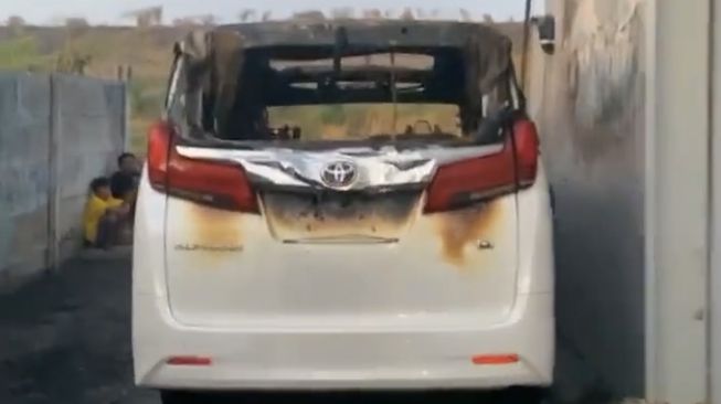 Detik-detik Mobil Via Vallen Dibakar, Pije Tenteng Jerigen Berisi Bensin